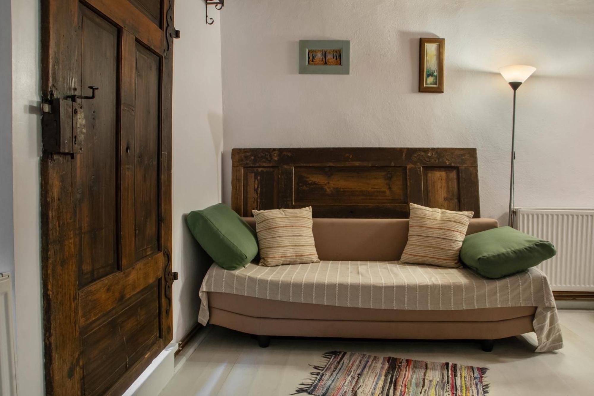 Bike House - 250-Year-Old Restored House In A Quiet Area Braşov Buitenkant foto
